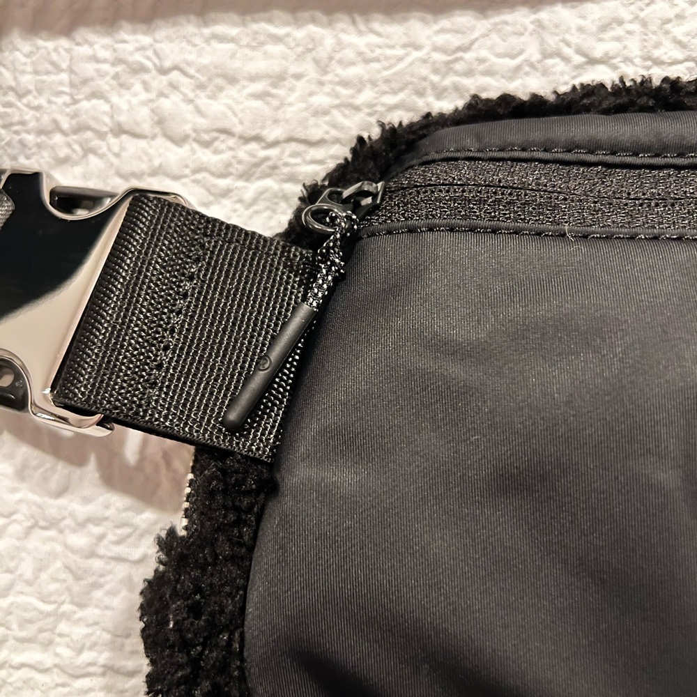 Lululemon Everywhere Fleece Belt Bag 1L - Picture 8 of 11